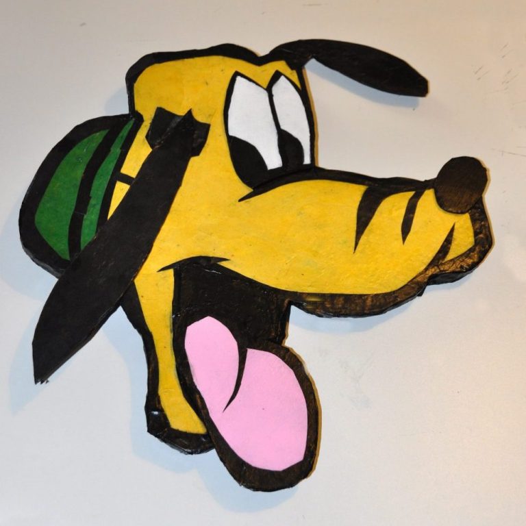 Tête de chien cartoon avec un chapeau vert et une langue tirée.