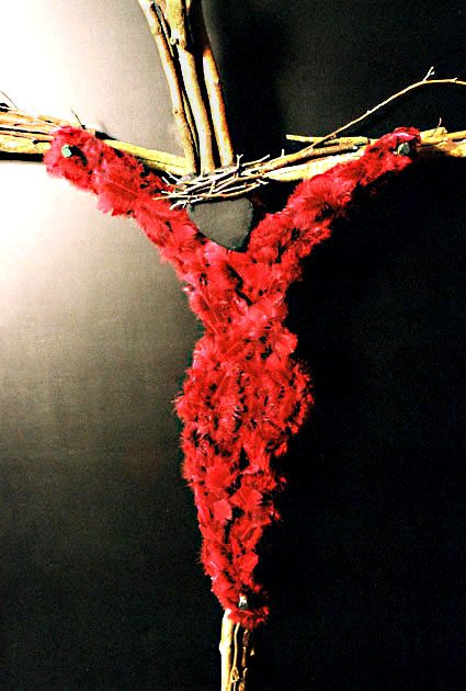 Croix ornée de roses rouges sur fond noir.