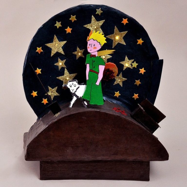Un personnage dit le Petit PRINCE avec une couronne et un chat, devant un ciel étoilé.